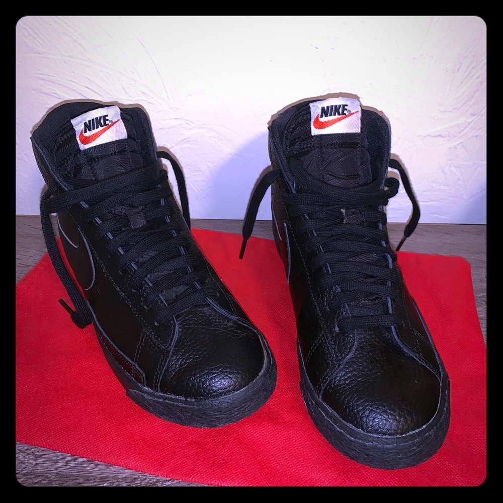 Nike black high tops 👟